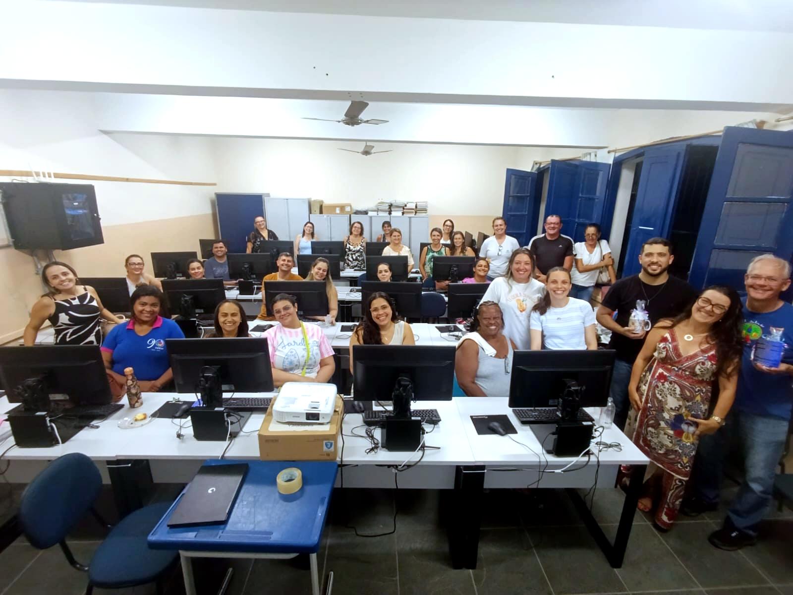 NTE promove formação sobre Inteligência Artificial na Escola Estadual Benedito Valadares, em Carangola